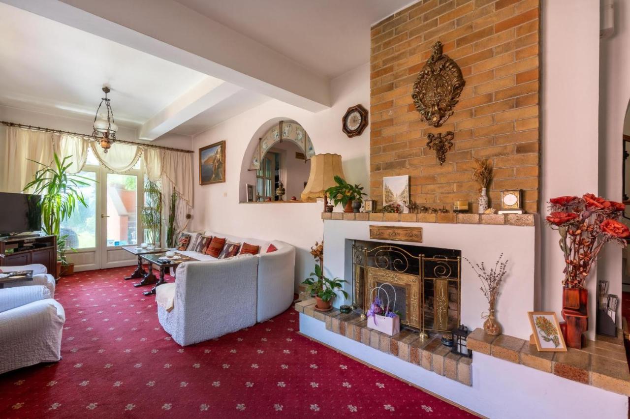 Villa-Hotel Escala Kaloşvar Dış mekan fotoğraf