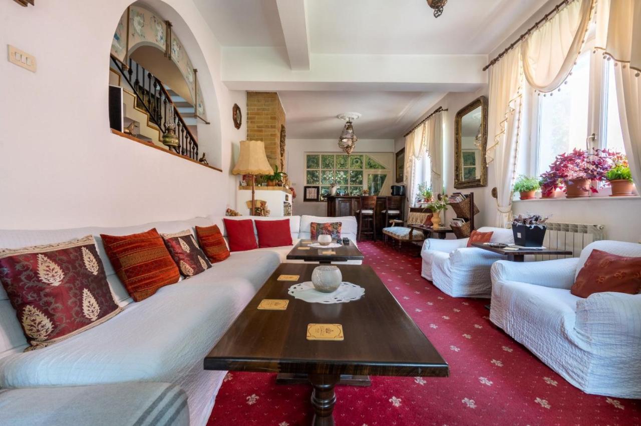 Villa-Hotel Escala Kaloşvar Dış mekan fotoğraf